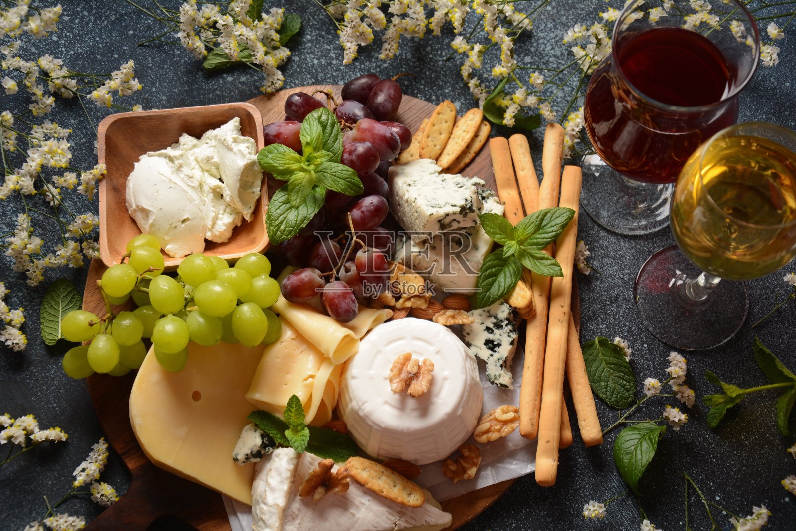 含各种奶酪、葡萄、坚果和小吃的奶酪拼盘,意大利、法国奶酪开胃菜照片摄影图片