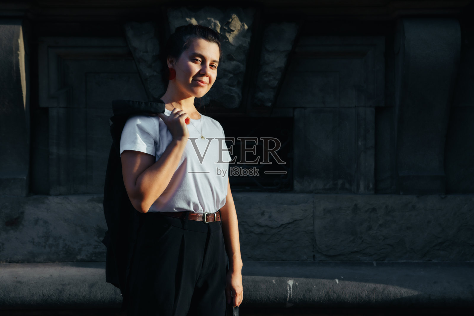 肖像的年轻漂亮的女人在城市街道日落光照片摄影图片