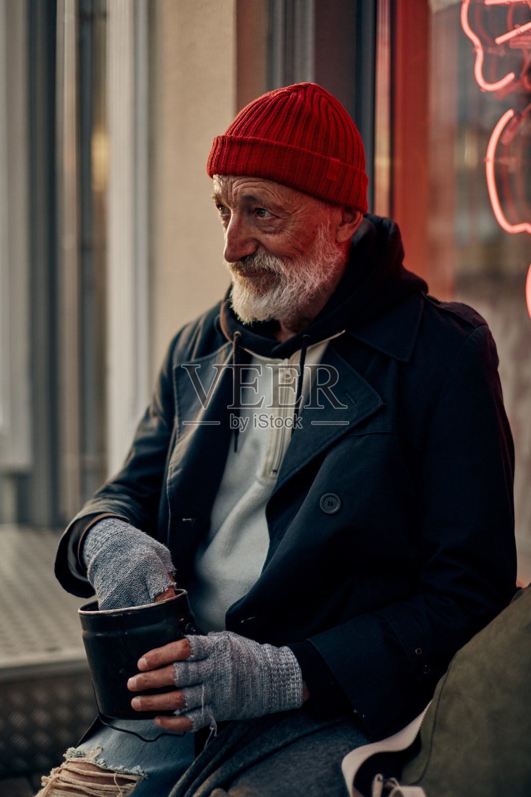 被遗弃的流浪汉坐在街上讨钱照片摄影图片