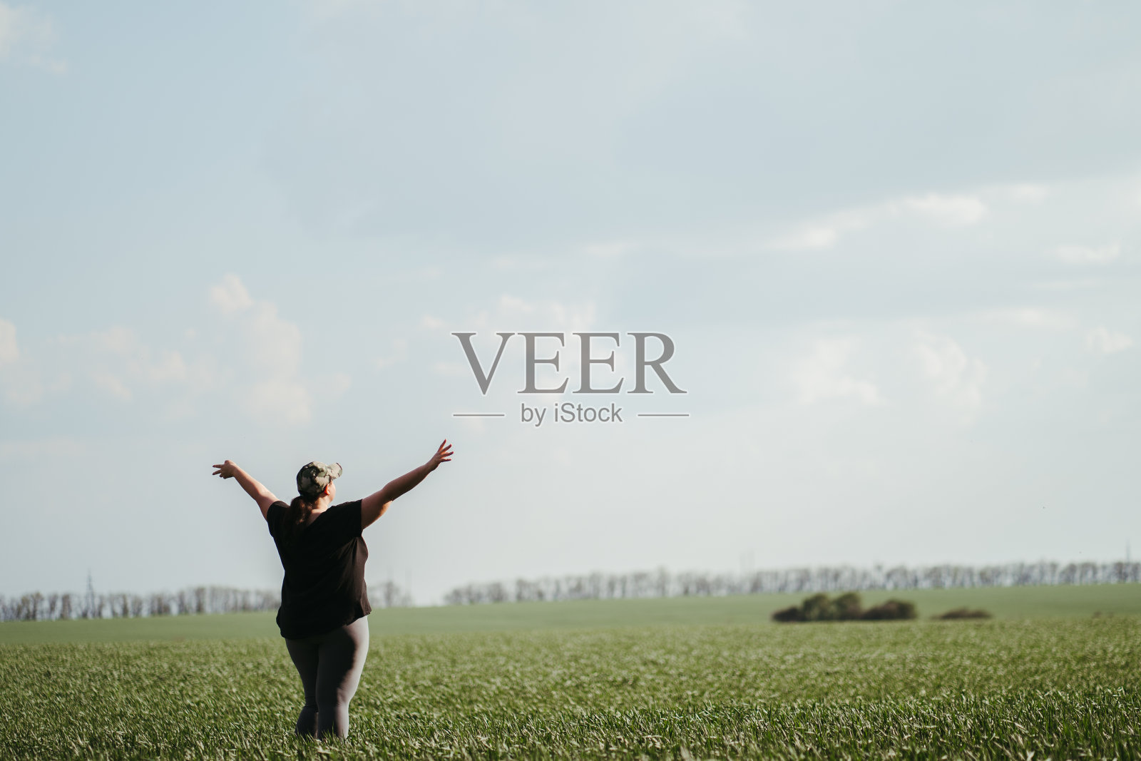 超重的女人把手伸向天空照片摄影图片