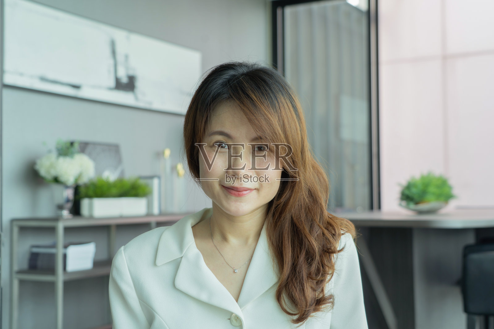 冠状病毒疫情隔离期间,微笑的亚洲商务人士、在家办公的女性在网络视频会议上与同事在线交谈照片摄影图片