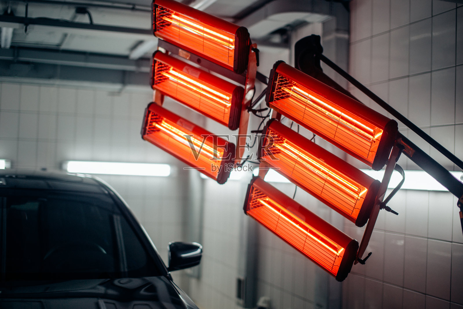 汽车后部放置用于陶瓷抛光的红色灯照片摄影图片