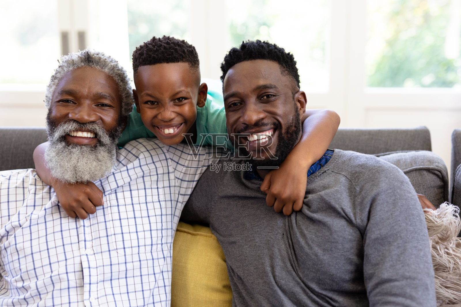 多代混血家庭享受他们的时间在家里照片摄影图片