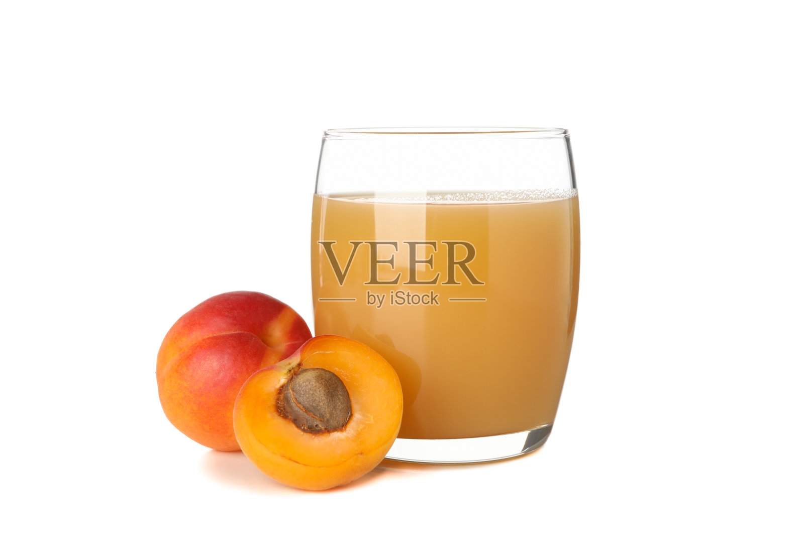 玻璃与果汁和杏孤立在白色背景照片摄影图片