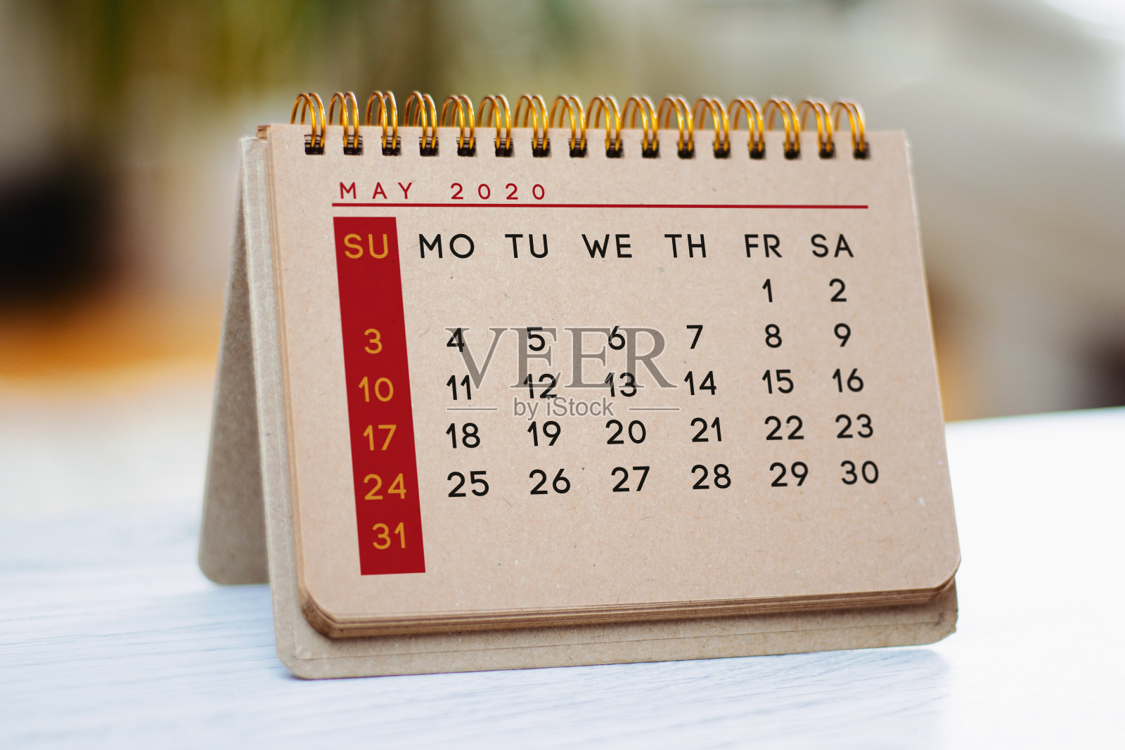 卡夫五月的日历已经摆上了桌子。照片摄影图片