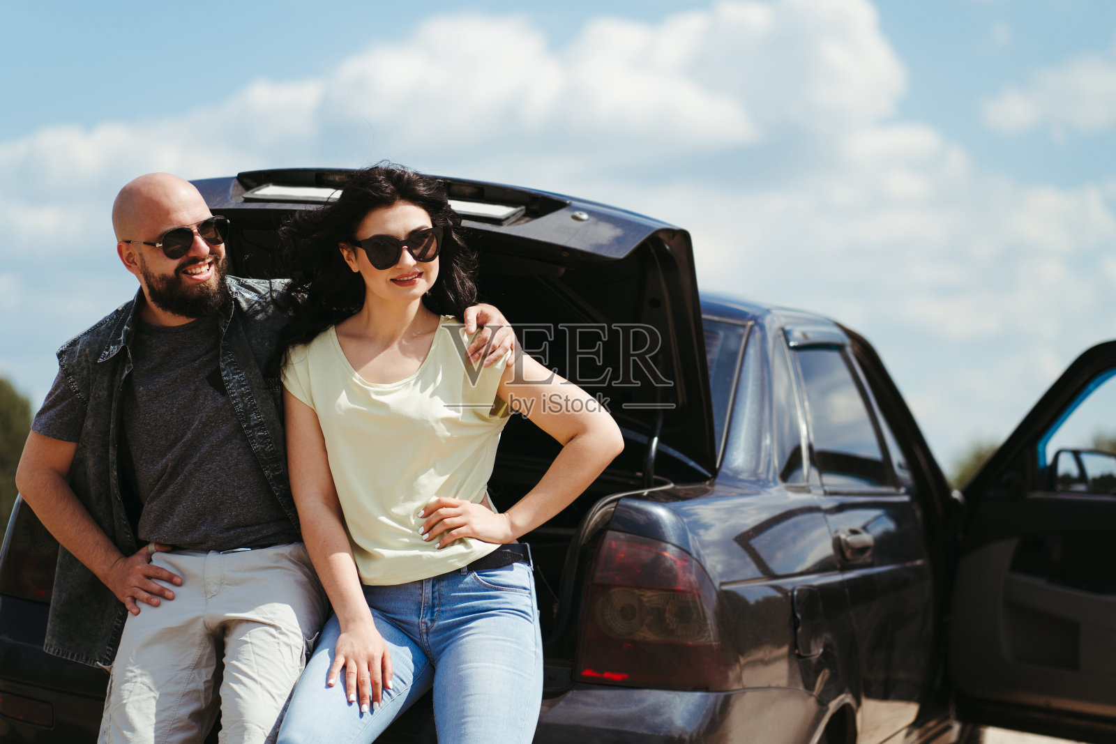 一对年轻快乐的夫妇开车旅行照片摄影图片