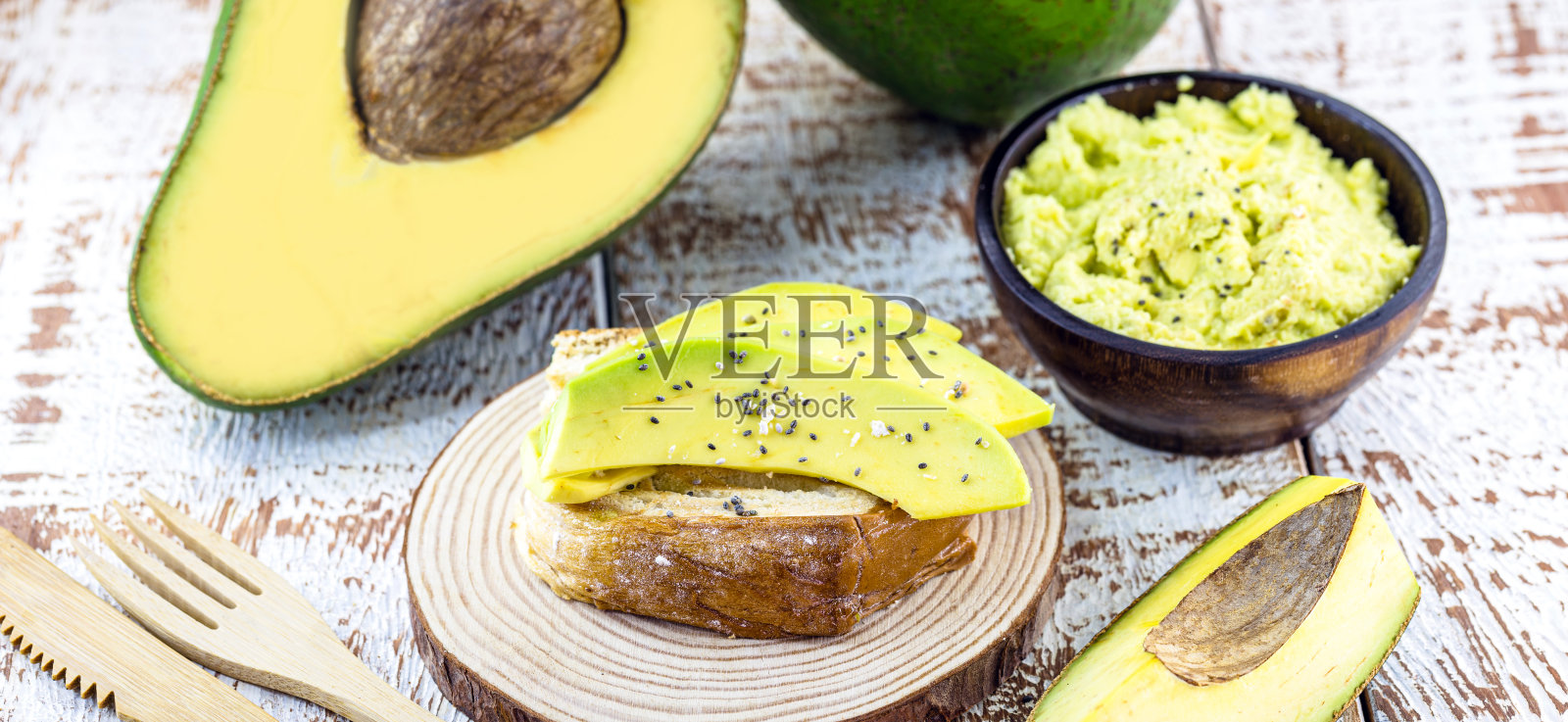 牛油果馅饼配上热烤面包,配上各种香料,再配上有机酵母制成的素食面包。100%素食食品。照片摄影图片