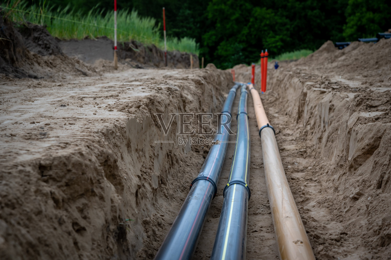 有水管的建筑工地照片摄影图片