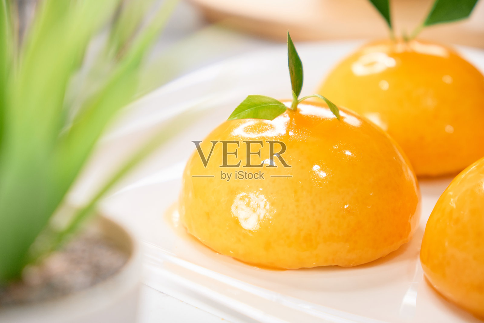 五颜六色的上光橙色圆顶蛋糕。照片摄影图片