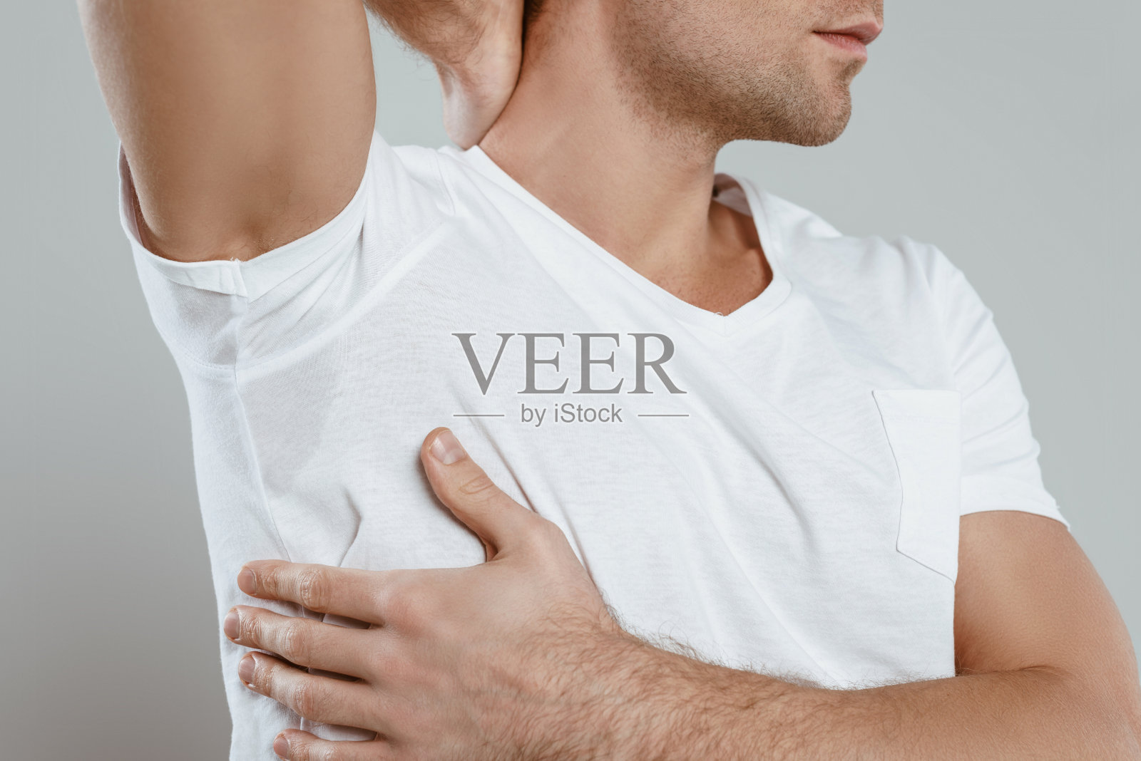 裁剪的男人显示出汗腋窝孤立在灰色照片摄影图片