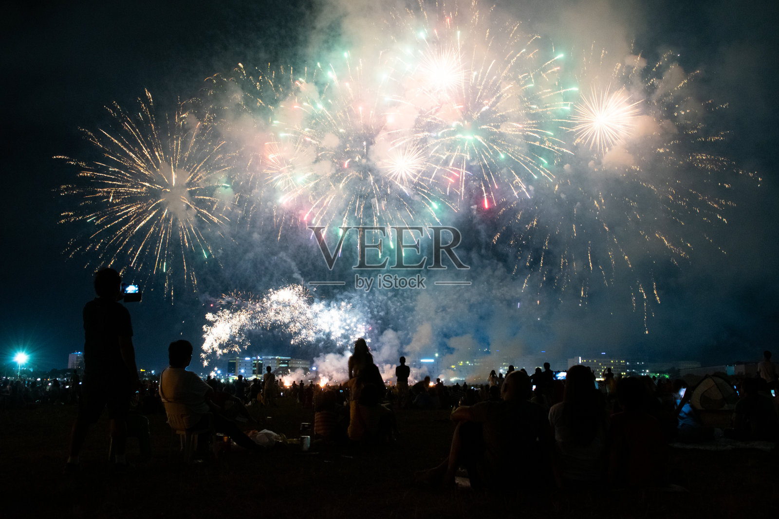 五彩缤纷的烟火表演照片摄影图片