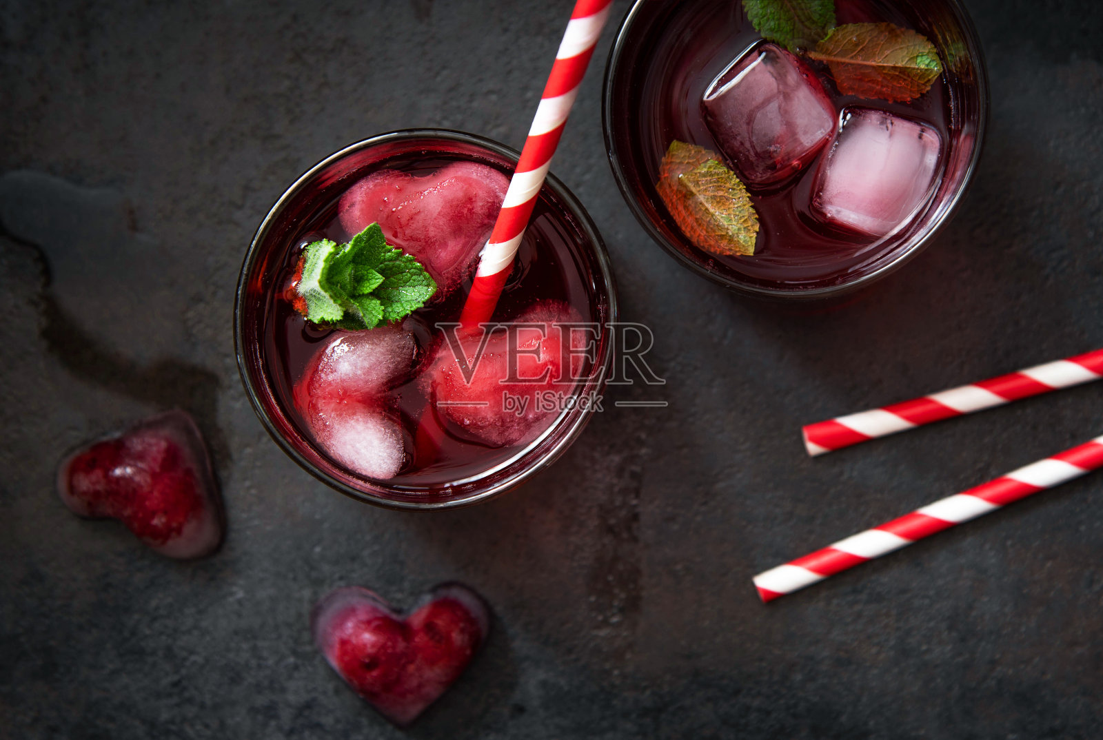 樱桃薄荷鸡尾酒和伏特加在黑暗的背景。俯视图照片摄影图片