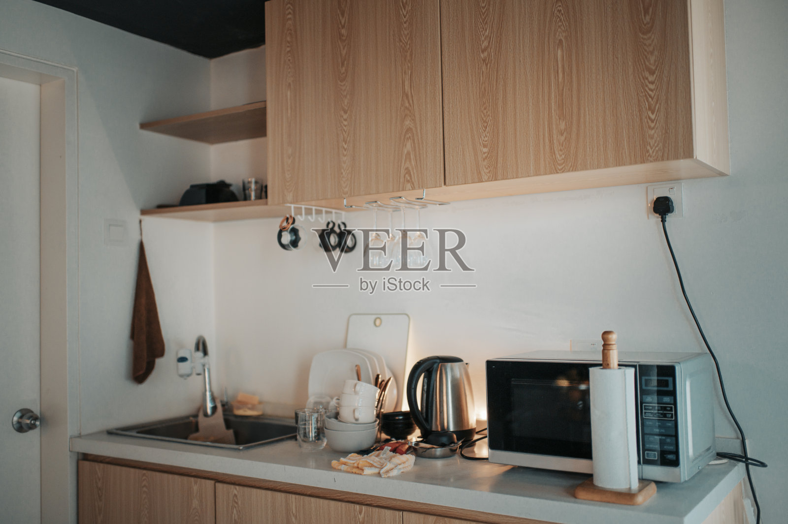 家庭厨房,厨房橱柜,厨房台面,微波炉和水槽照片摄影图片