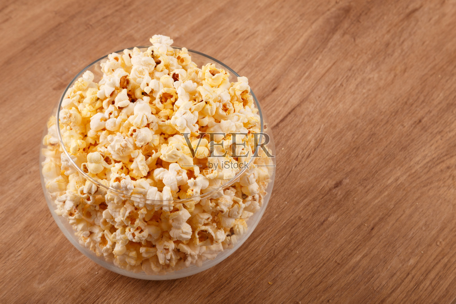 爆米花碗放在木质背景上。俯视图照片摄影图片
