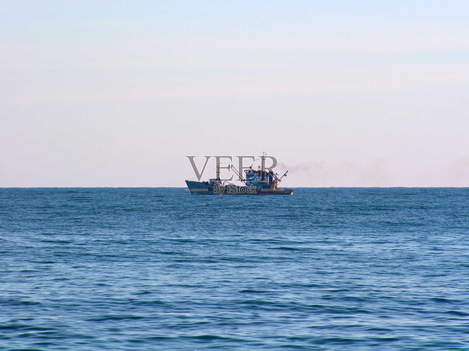 蓝海里的工业船照片摄影图片