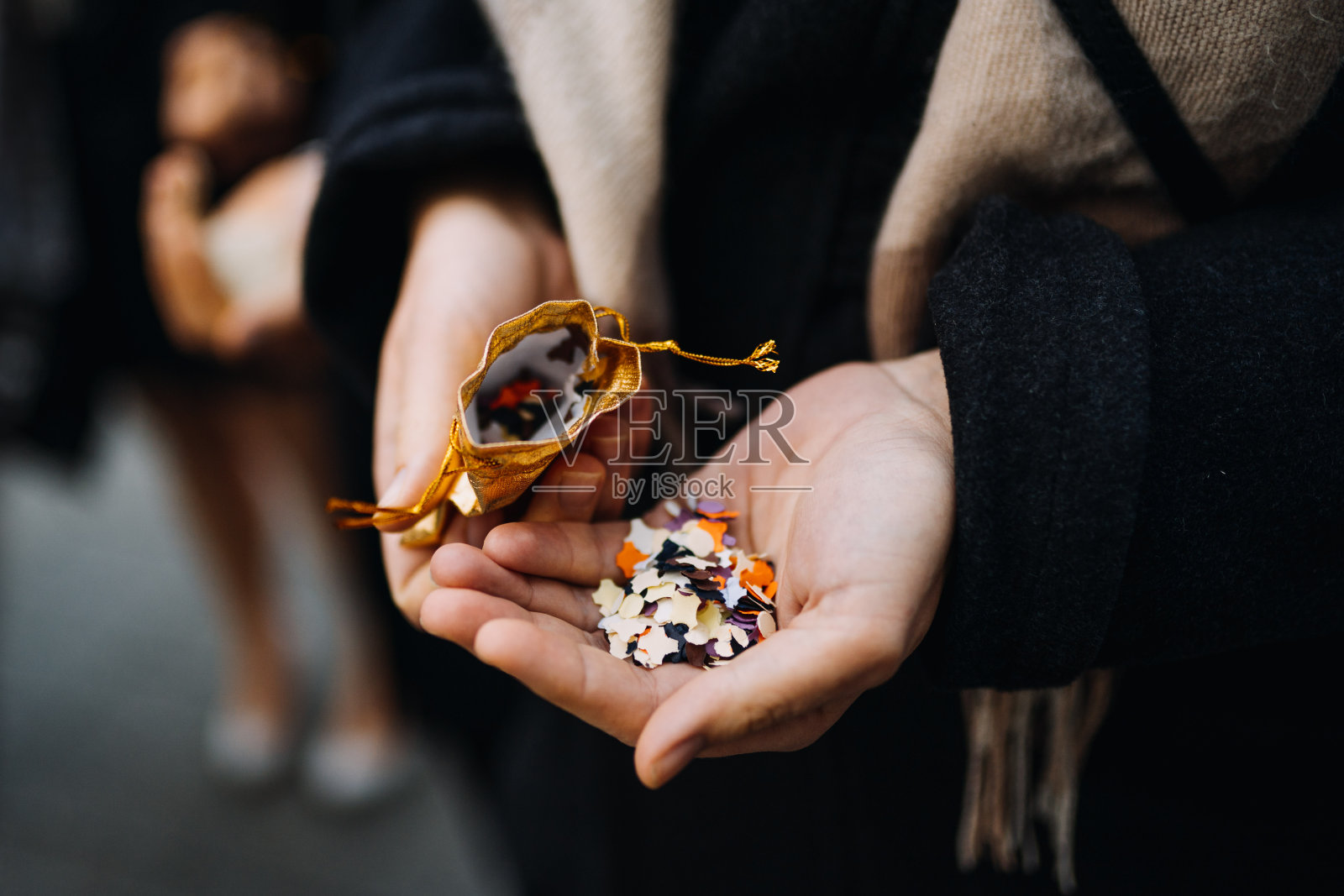 一个男人的手旁边有几张彩色的纸照片摄影图片