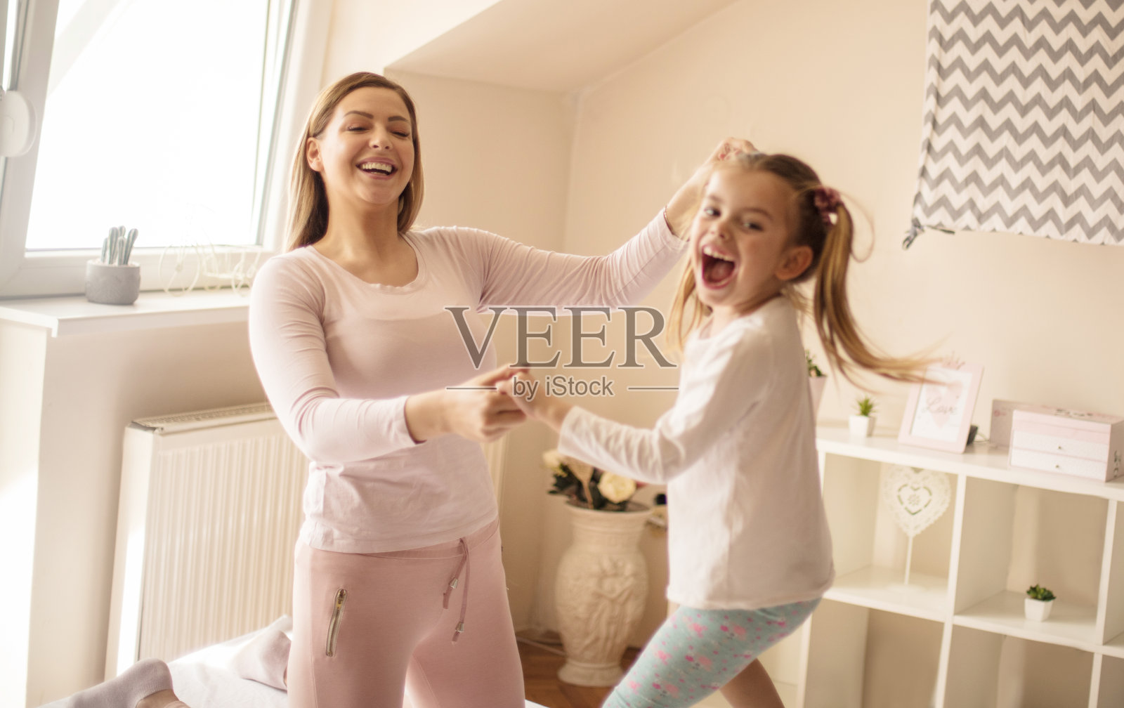 保持微笑,保持快乐。照片摄影图片