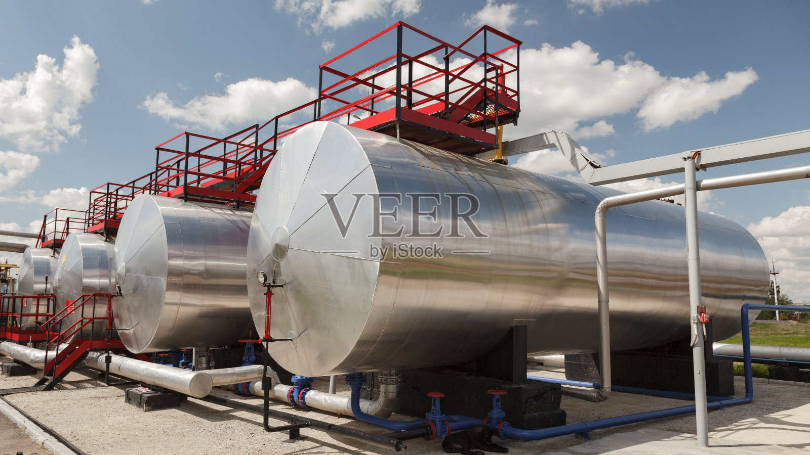 石油产品储罐。照片摄影图片
