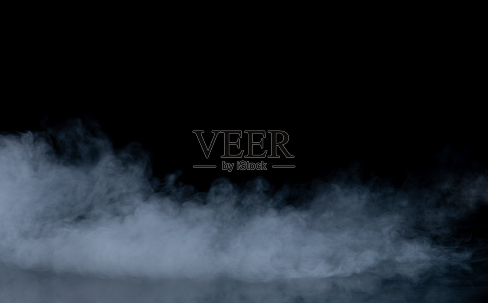 烟雾在黑色背景上流动照片摄影图片