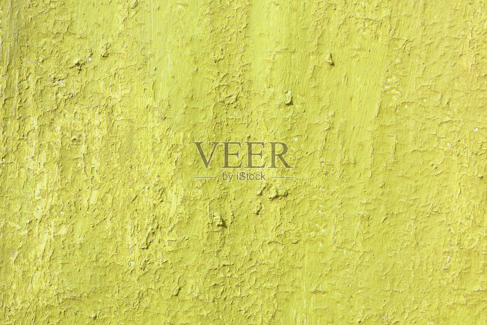 陈旧的黄色背景与旧的黄色油漆粗糙的表面,条纹和不均匀的纹理黄色油漆在旧的粗糙表面照片摄影图片