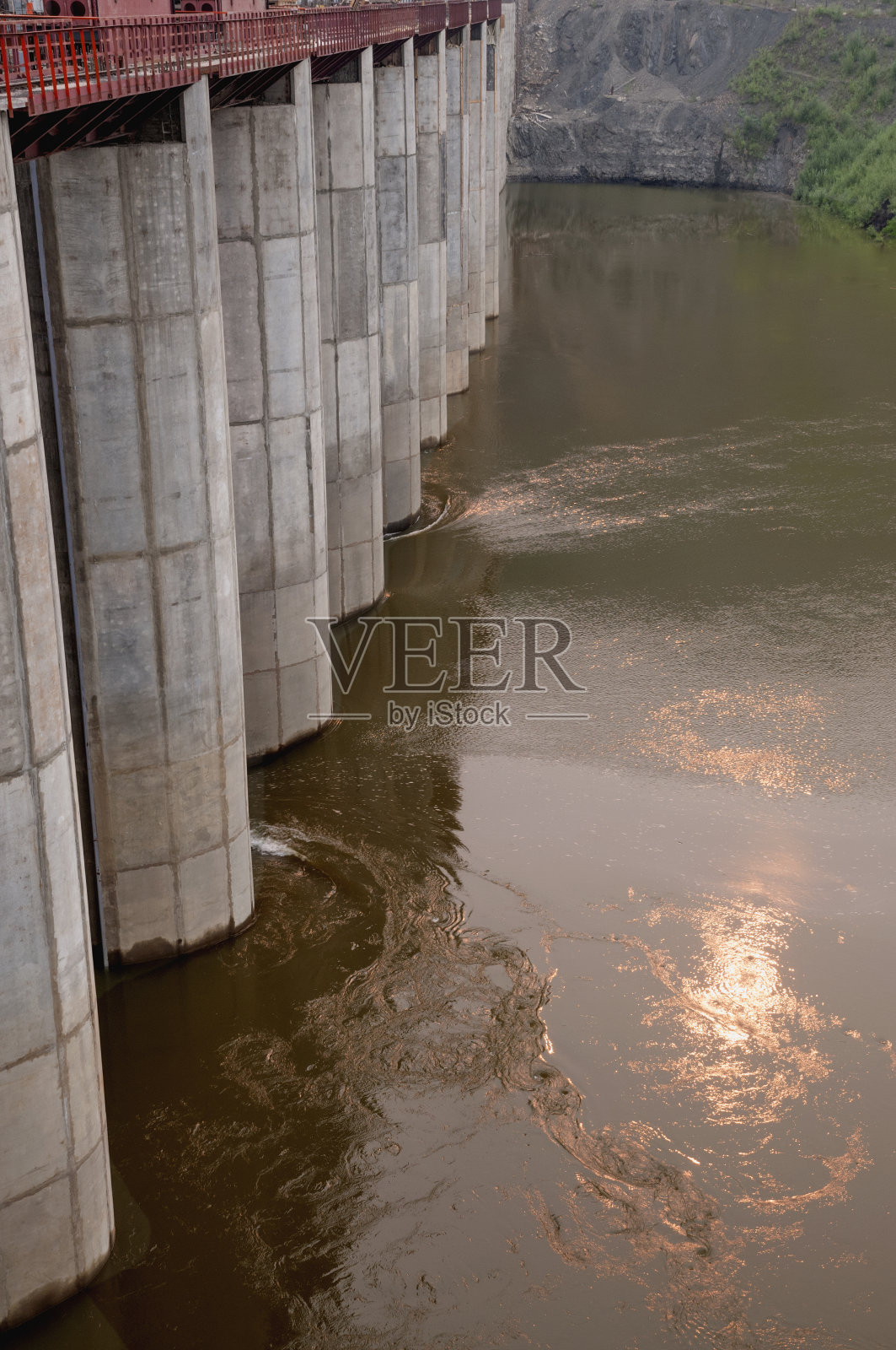 阳光兔,河流,水电站,建筑工地,排水管道。照片摄影图片