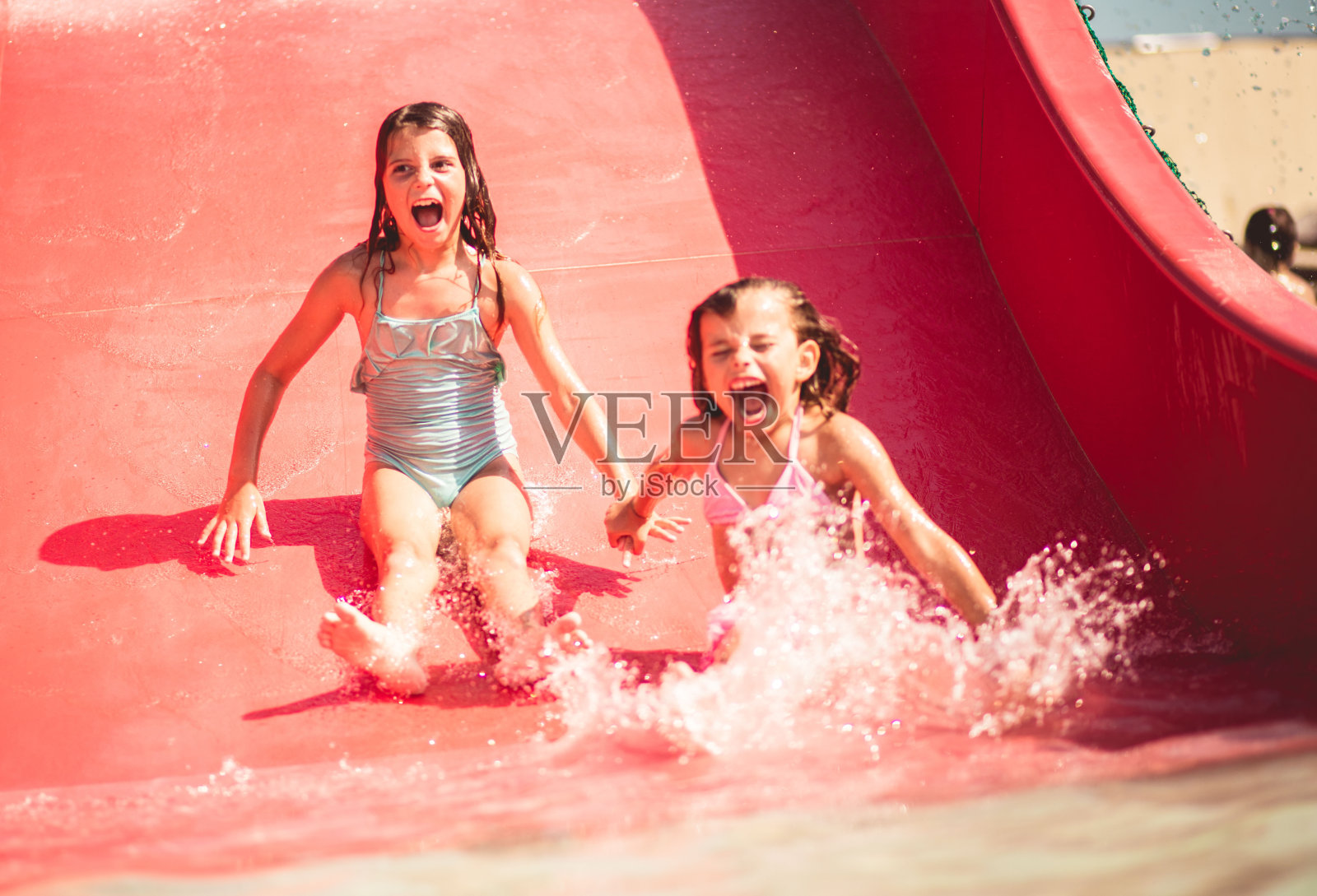 和朋友在一起很有趣照片摄影图片