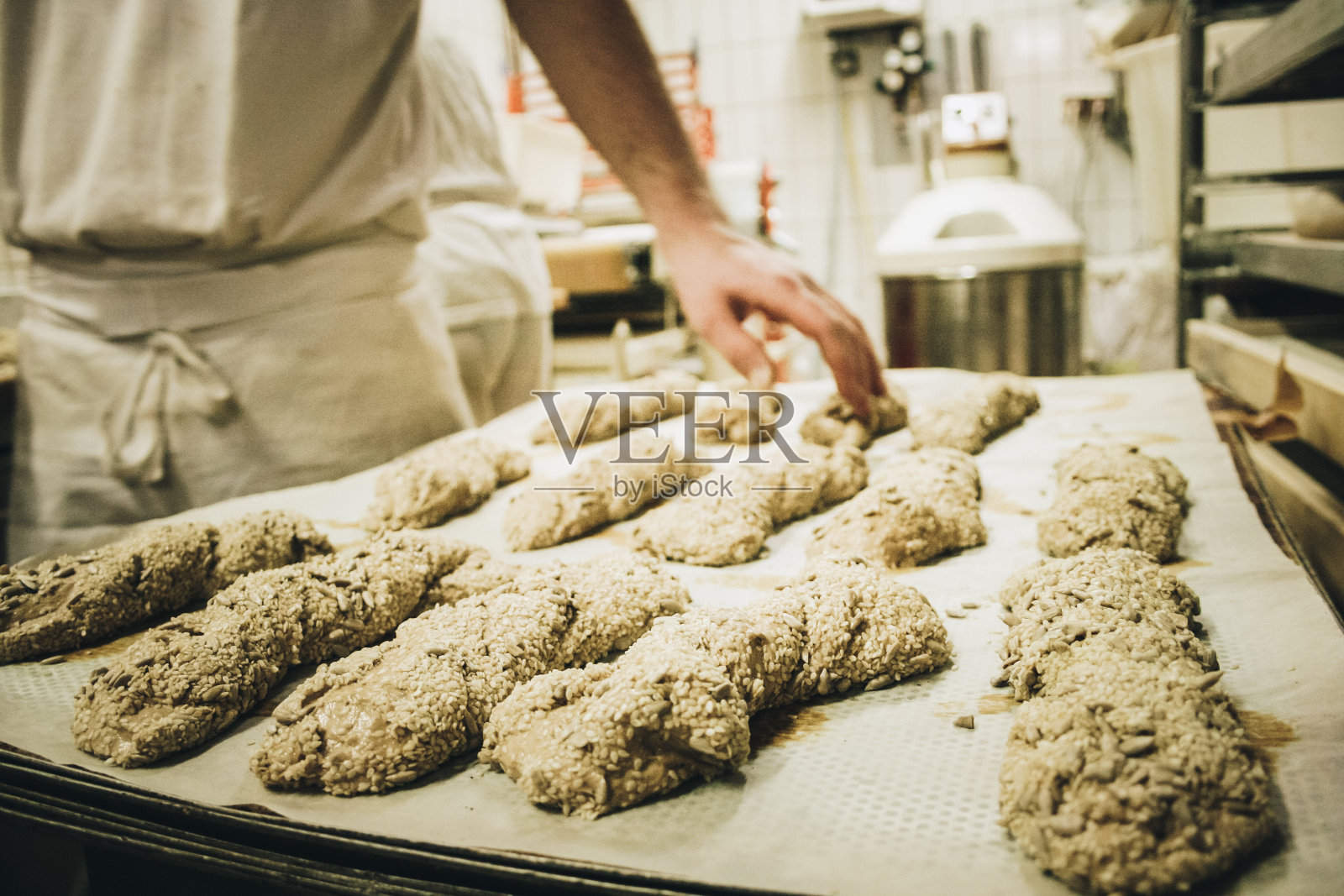 在面包店工作的面包师照片摄影图片