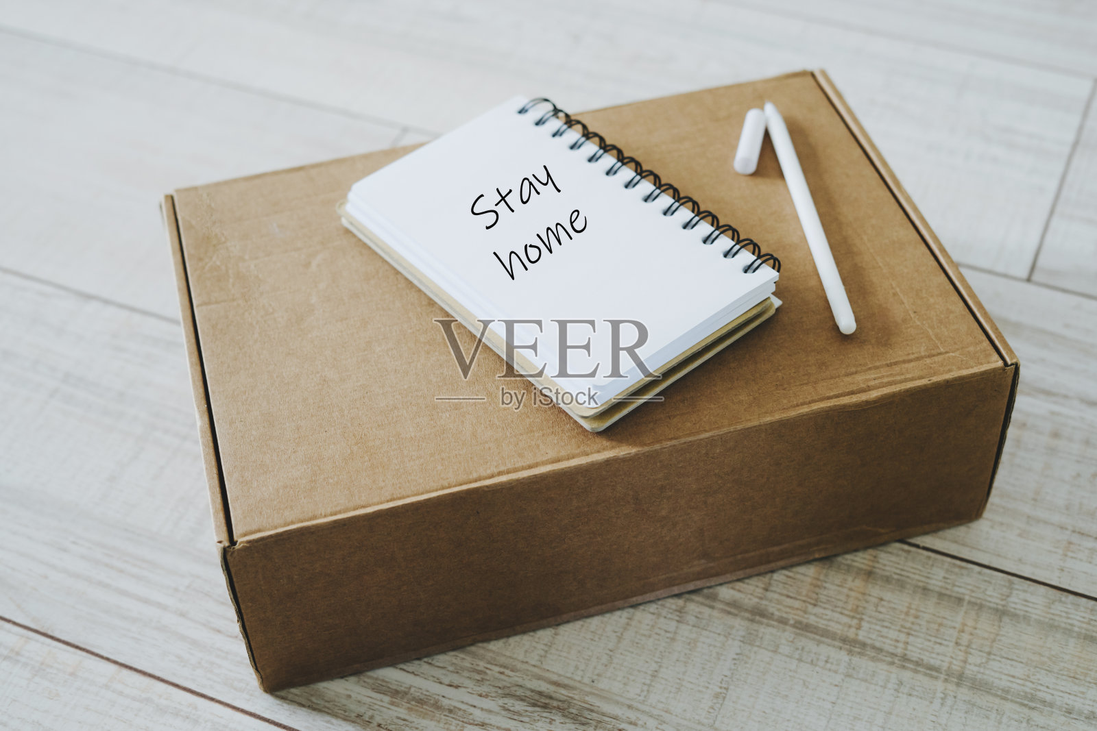 笔记本放在一个工艺盒上。呆在家里照片摄影图片