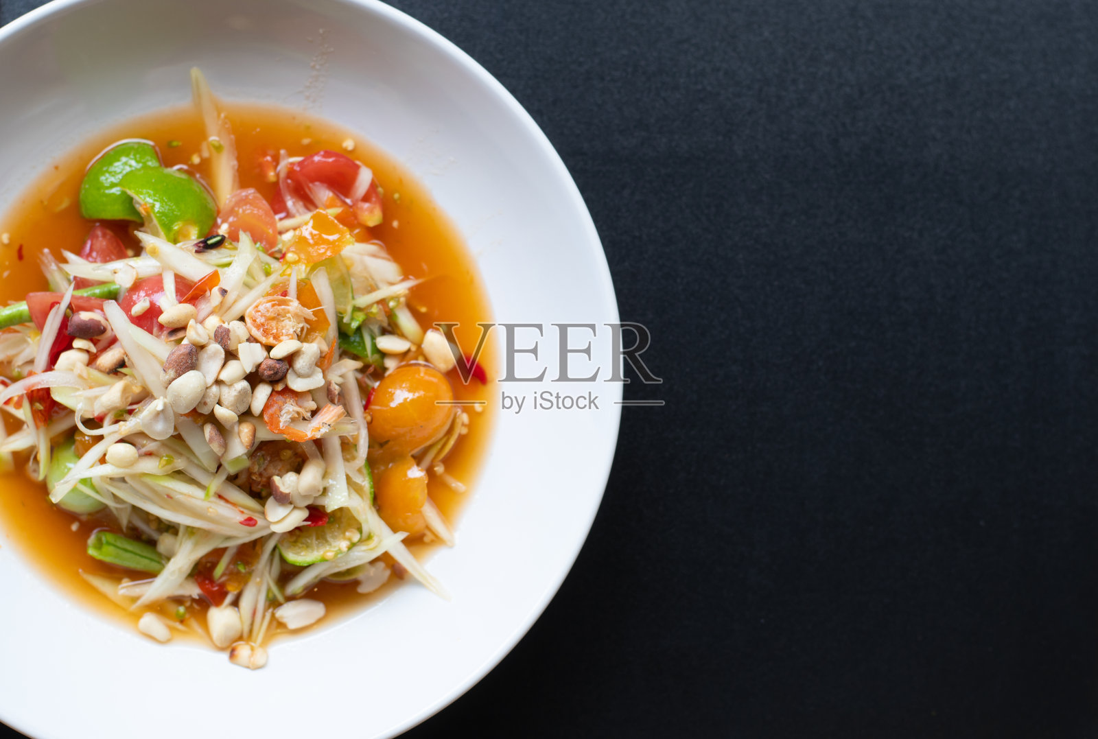 木瓜沙拉虾在白色碗孤立在黑色背景。照片摄影图片