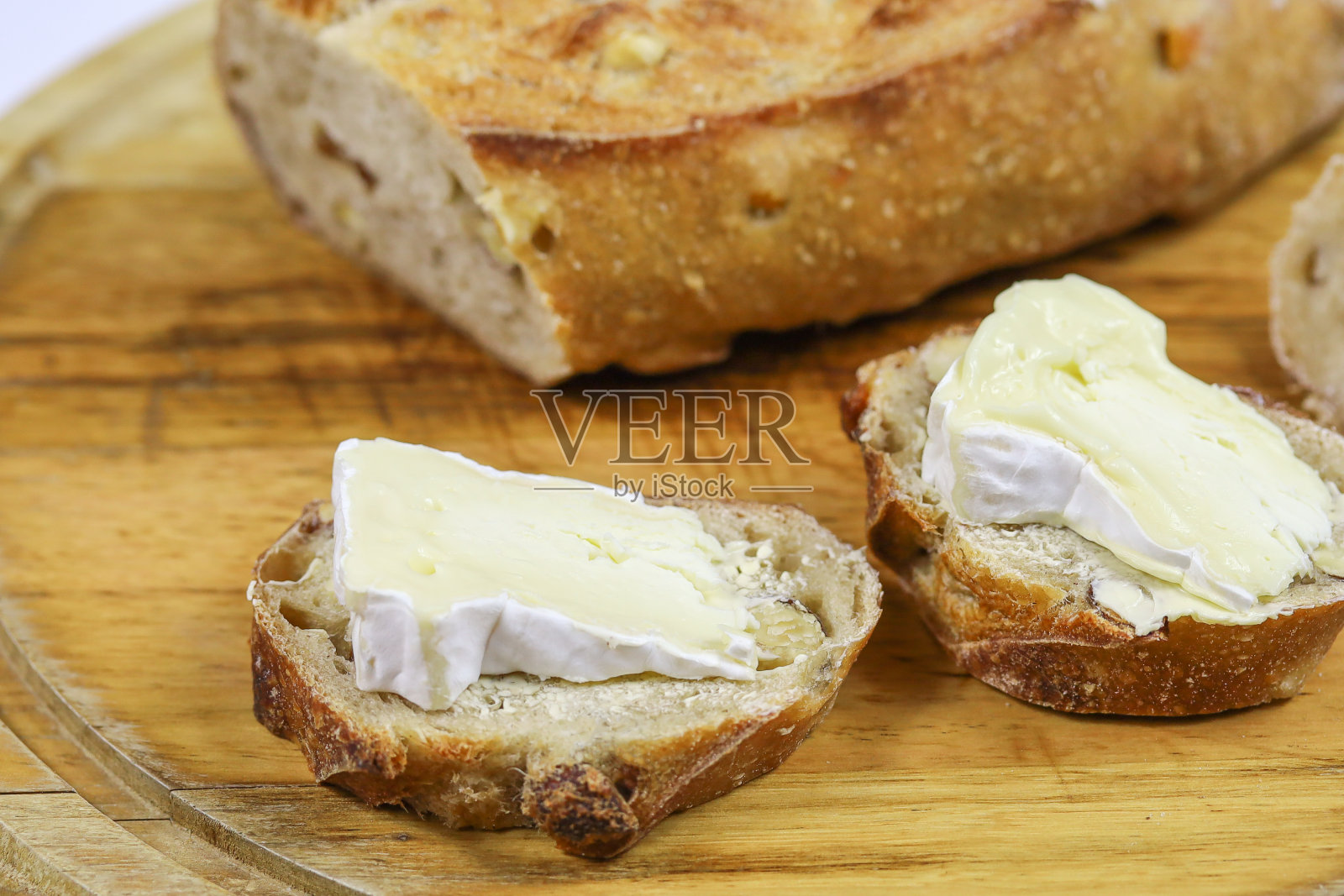 一片卡芒贝尔水果和榛子面包在白色的背景照片摄影图片