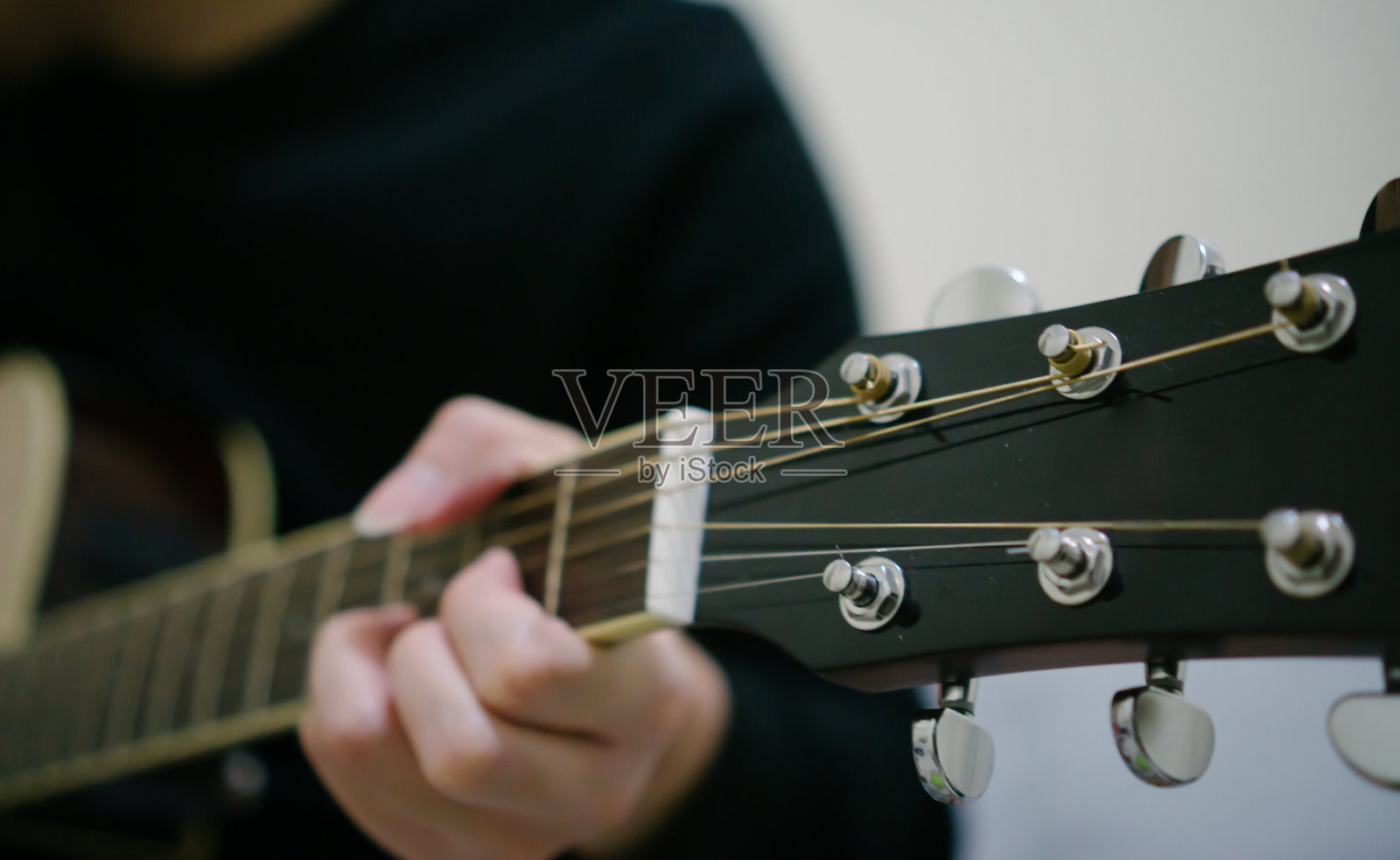 玩木吉他照片摄影图片