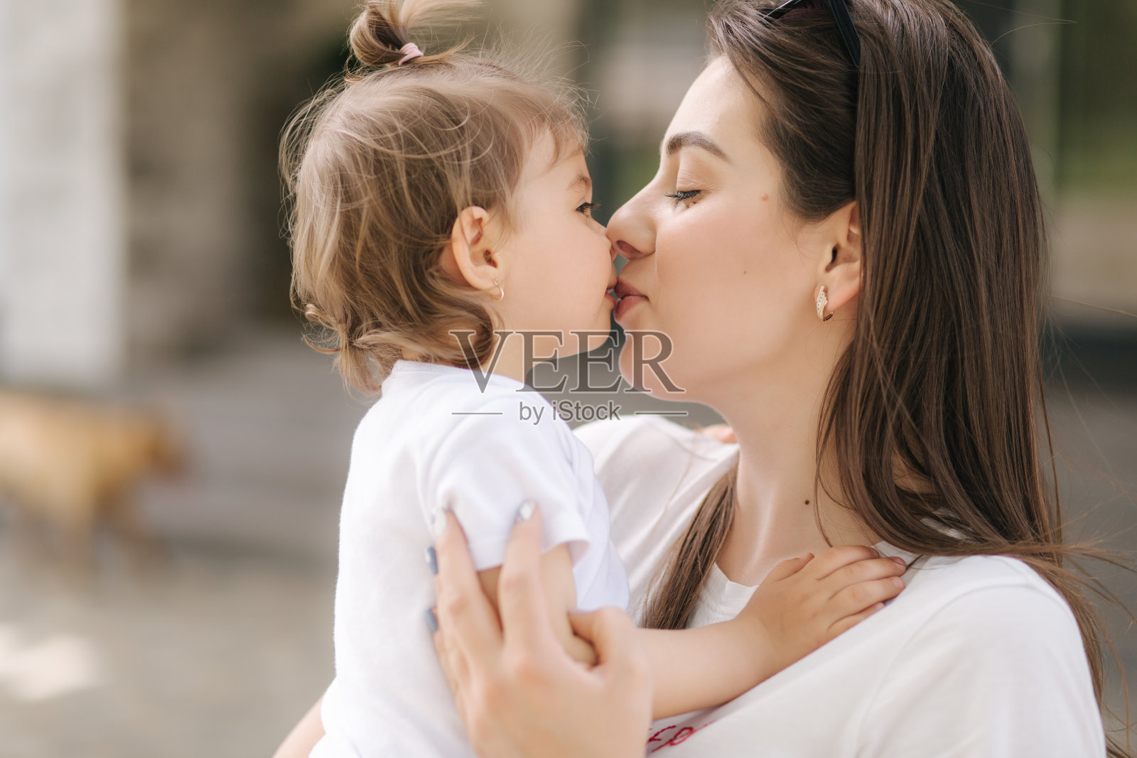 妈妈和女儿在户外的近距离肖像照片摄影图片