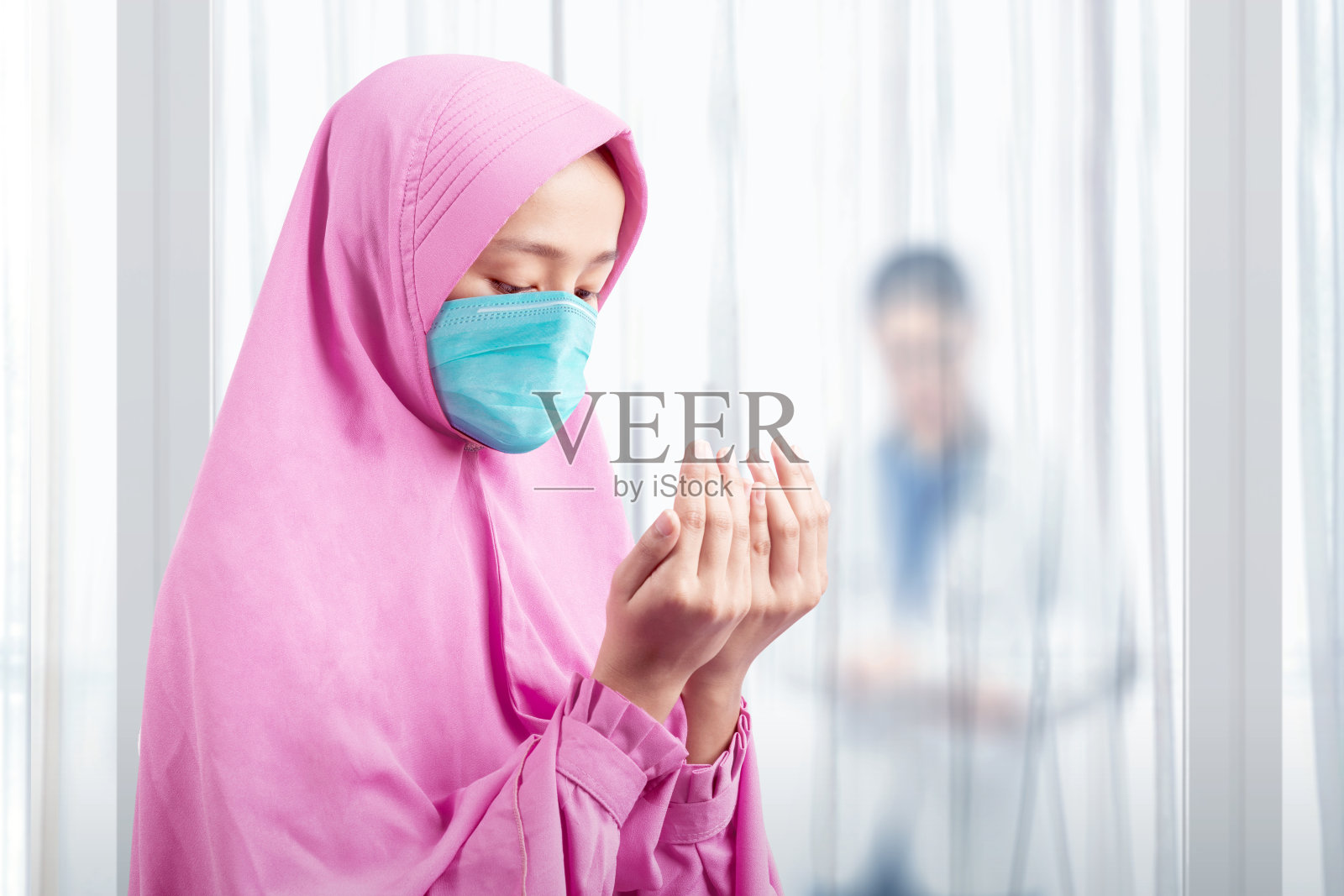 戴着面纱和口罩的亚洲穆斯林妇女祈祷照片摄影图片