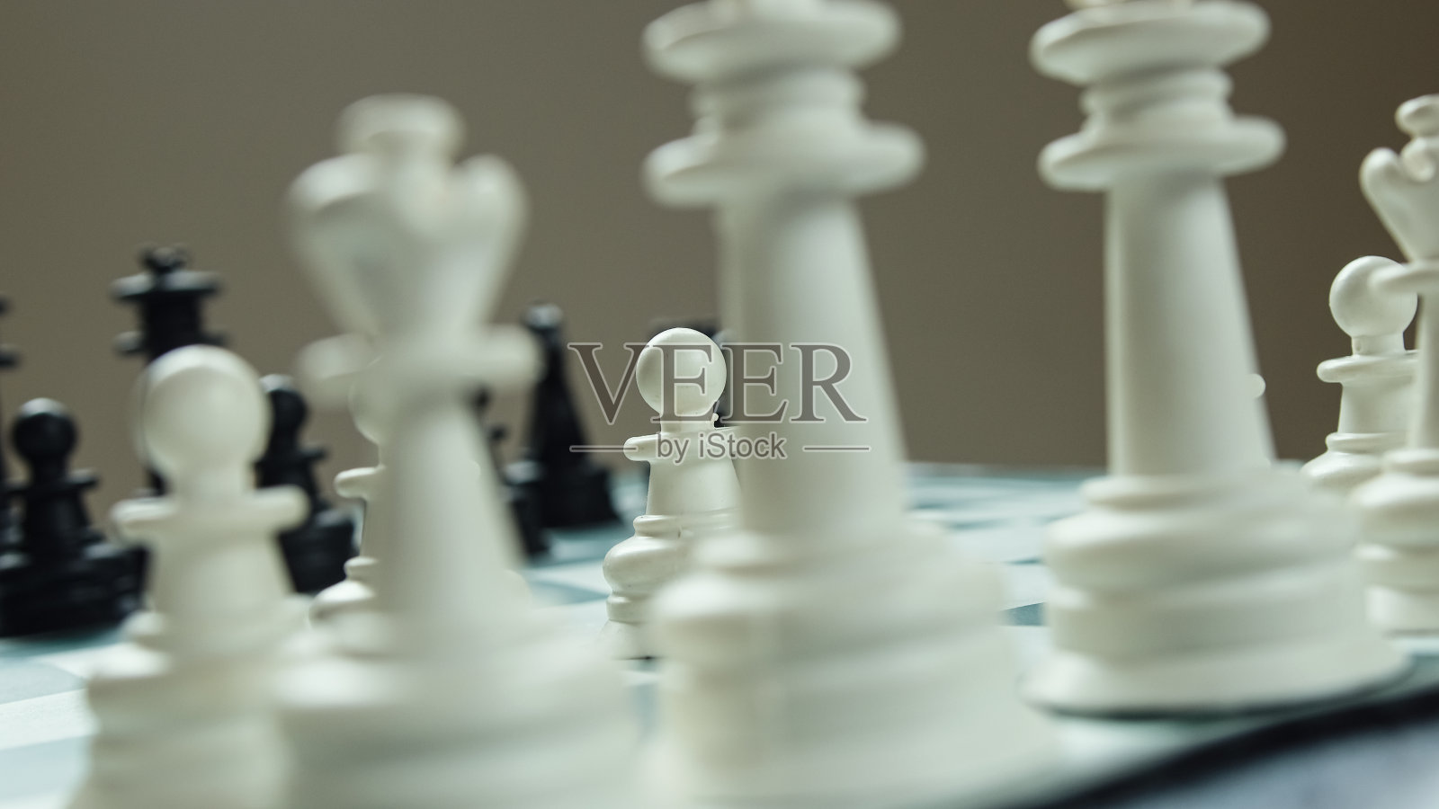 黑棋和白棋的棋子,一个人做兵移动近景棋的概念照片摄影图片