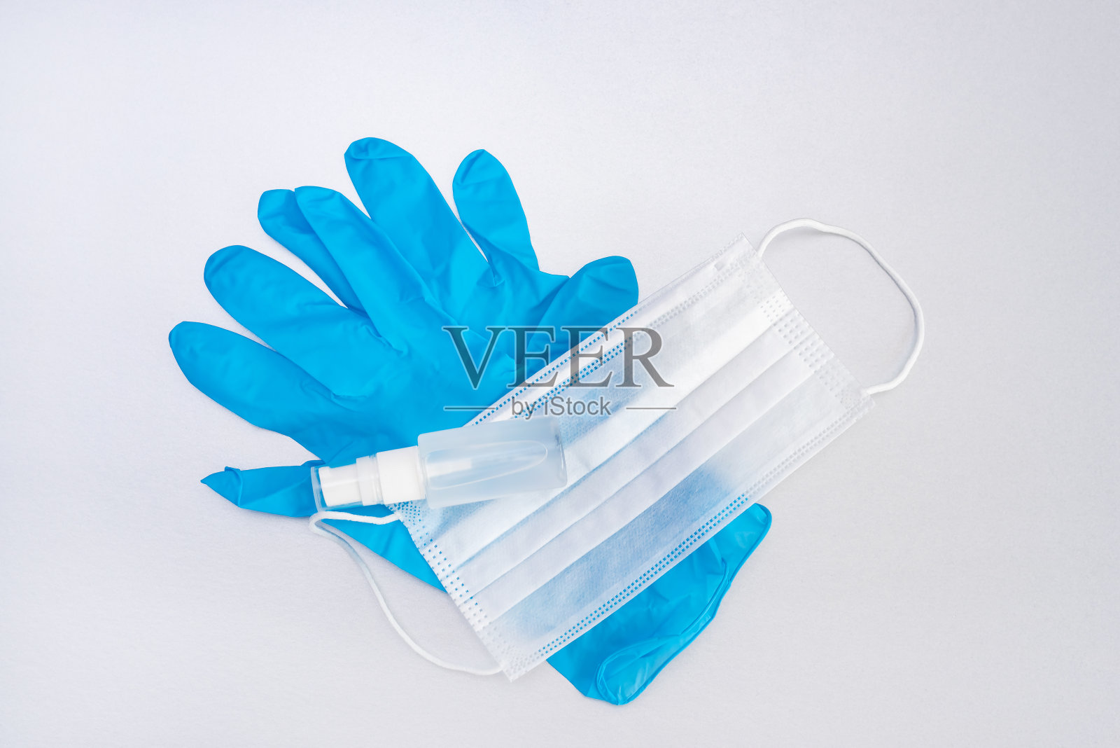 预防冠状病毒的医用外科口罩、蓝手套和手部消毒液,保护手卫生的冠状病毒。照片摄影图片