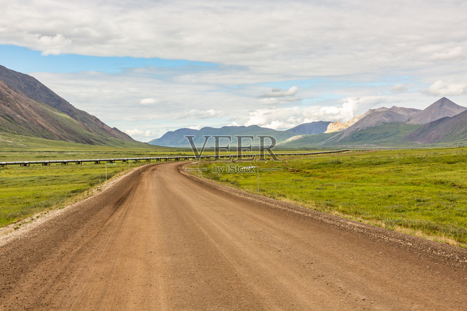 阿拉斯加输油管道和道尔顿公路向南延伸到阿拉斯加北极的布鲁克斯山脉。照片摄影图片