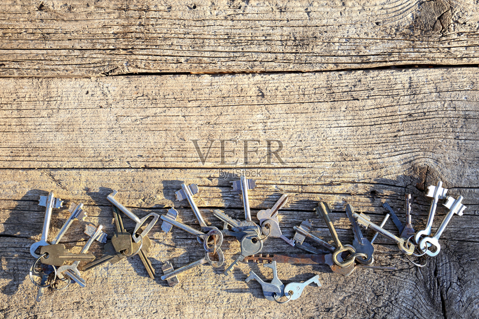 许多不同的钥匙在复古的背景照片摄影图片