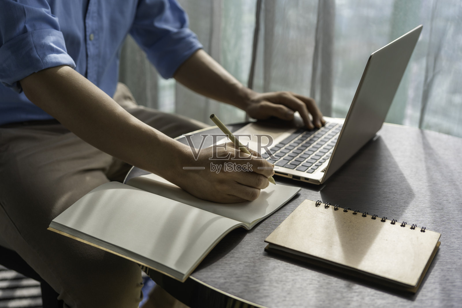 近手亚洲人注意网上学习在家照片摄影图片