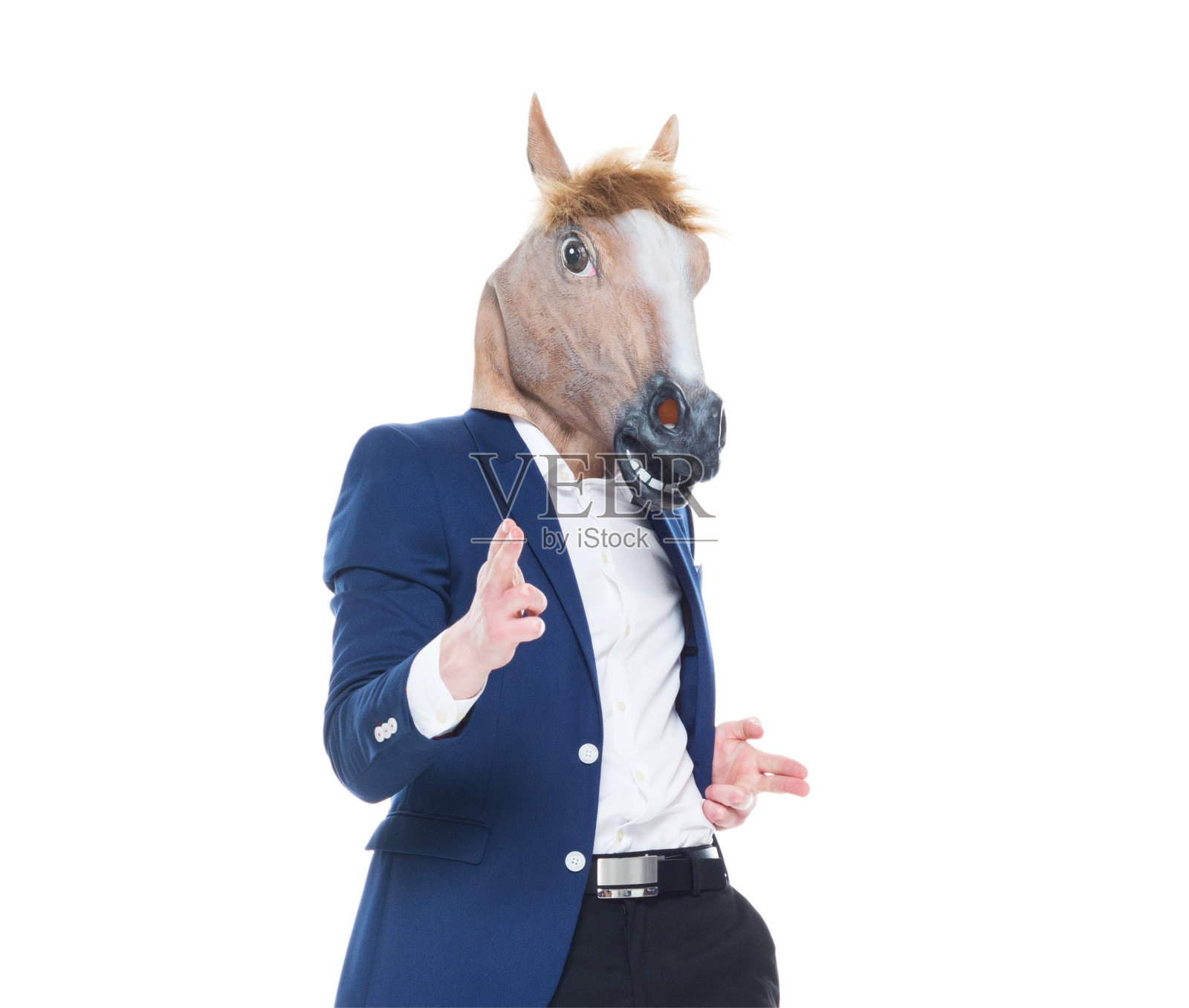 白人男性在白色背景前戴面具伪装照片摄影图片