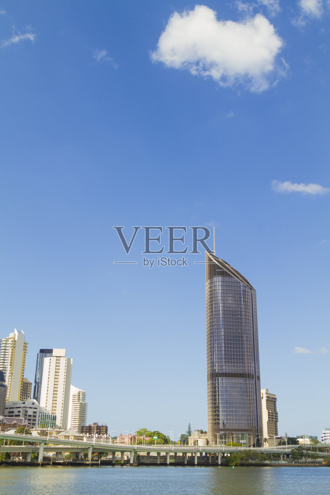 布里斯班天际线全景在一个晴朗的蓝色的一天,昆士兰,澳大利亚照片摄影图片