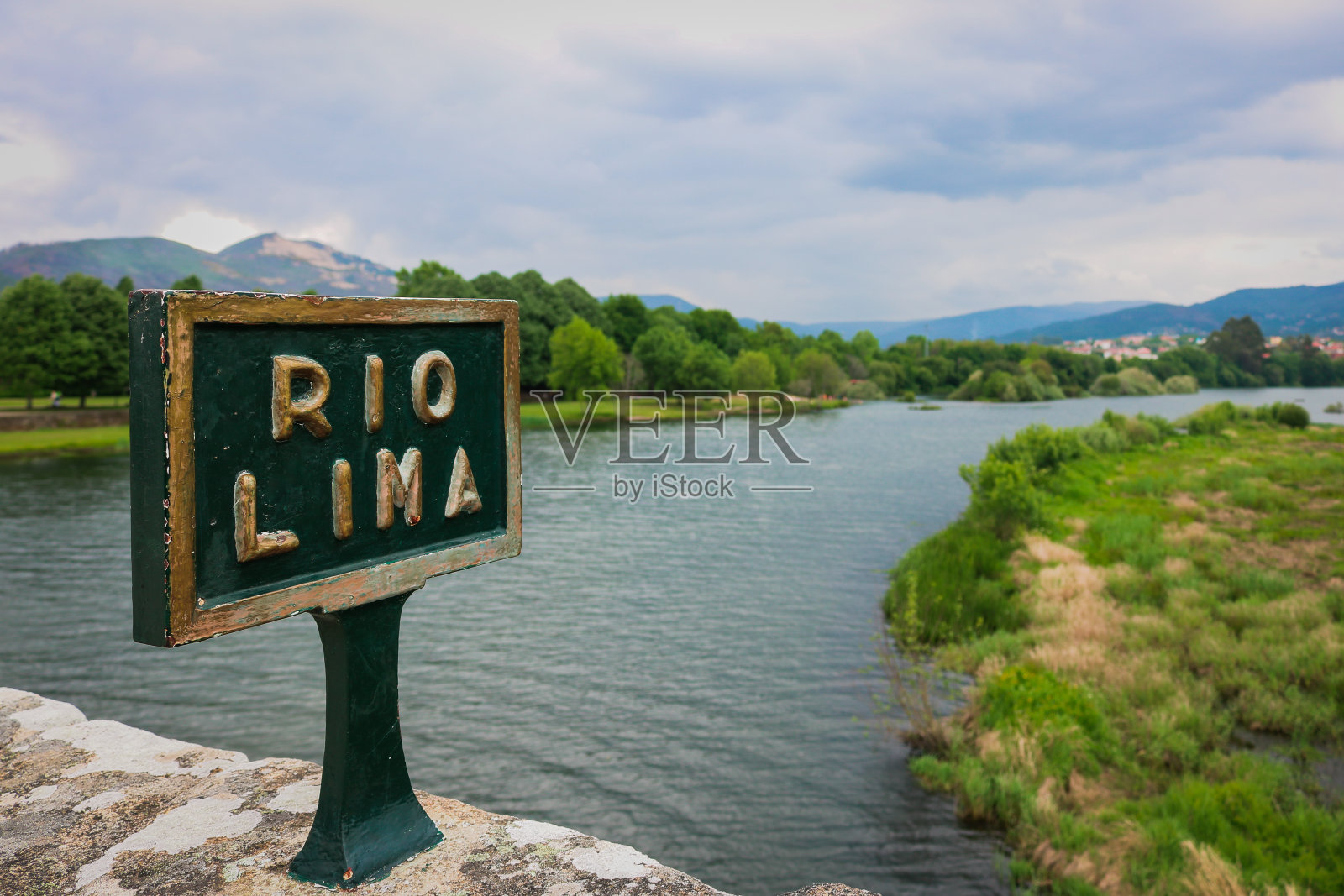 利马桥上的利马河照片摄影图片
