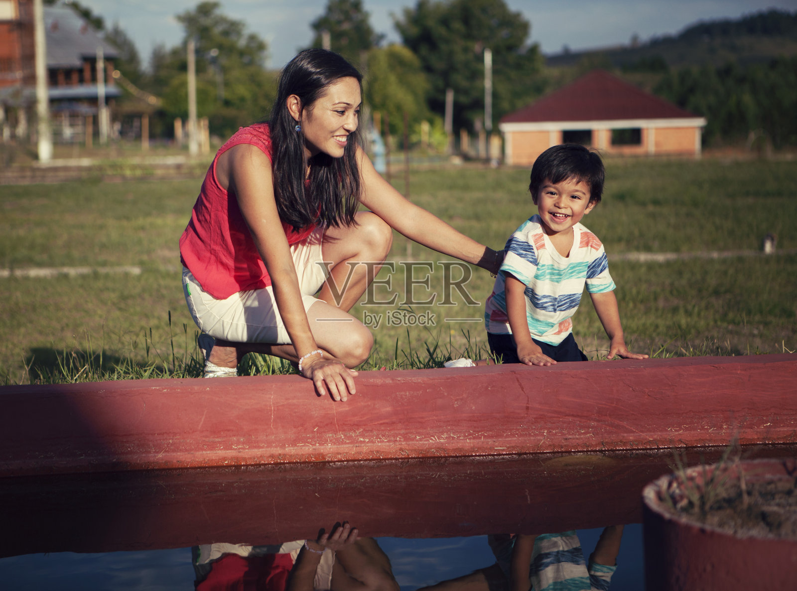 喂鱼照片摄影图片