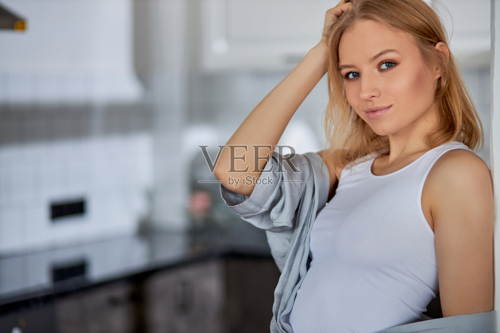 性感的白人女人在现代厨房摆姿势照片摄影图片