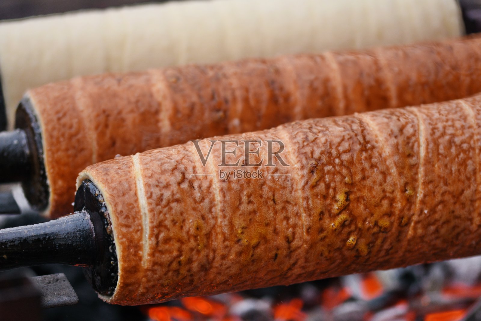 Kurtos Kalacs,罗马尼亚特兰西瓦尼亚,Bistrita烤架上的照片摄影图片