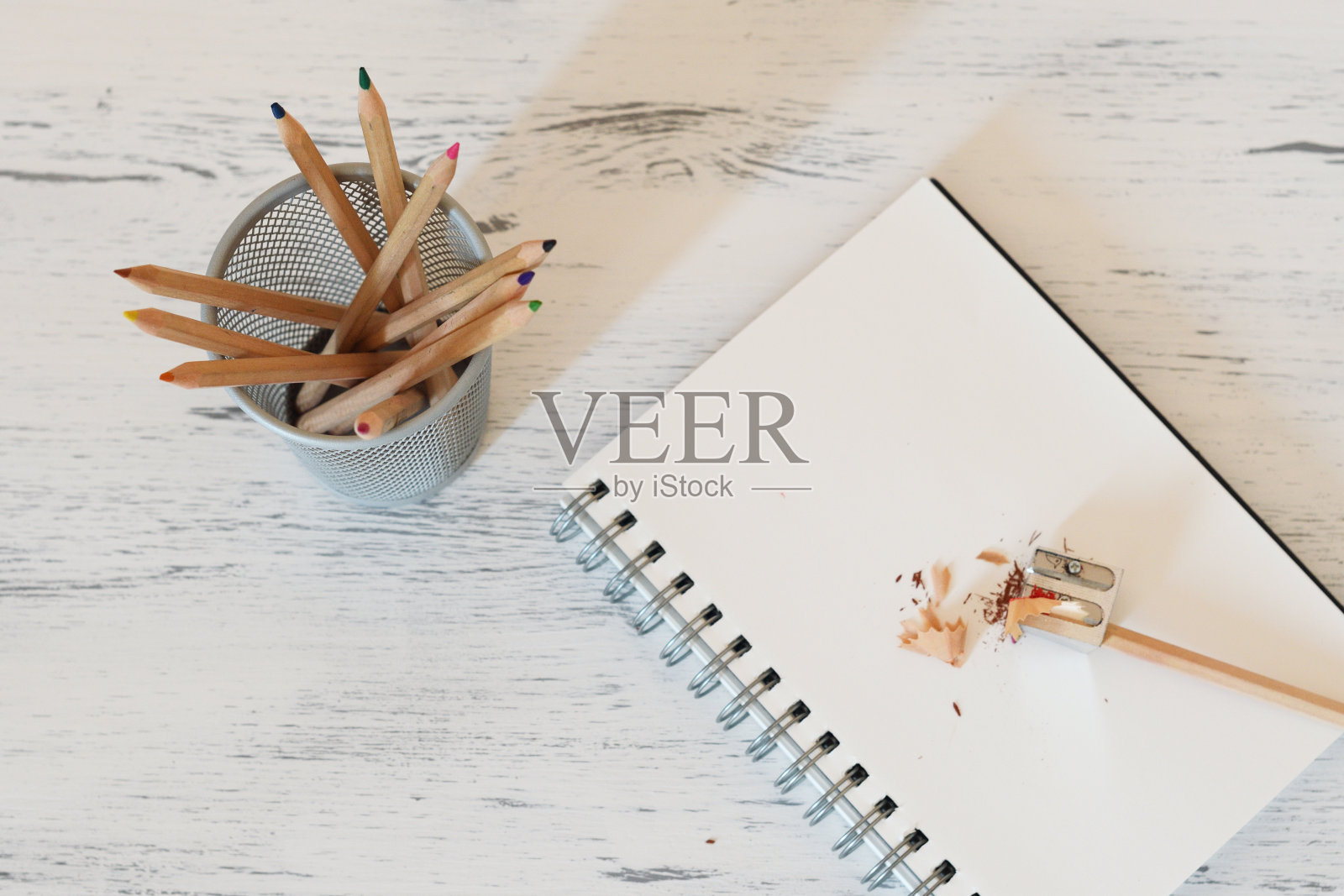 卷笔刀和彩色铅笔照片摄影图片