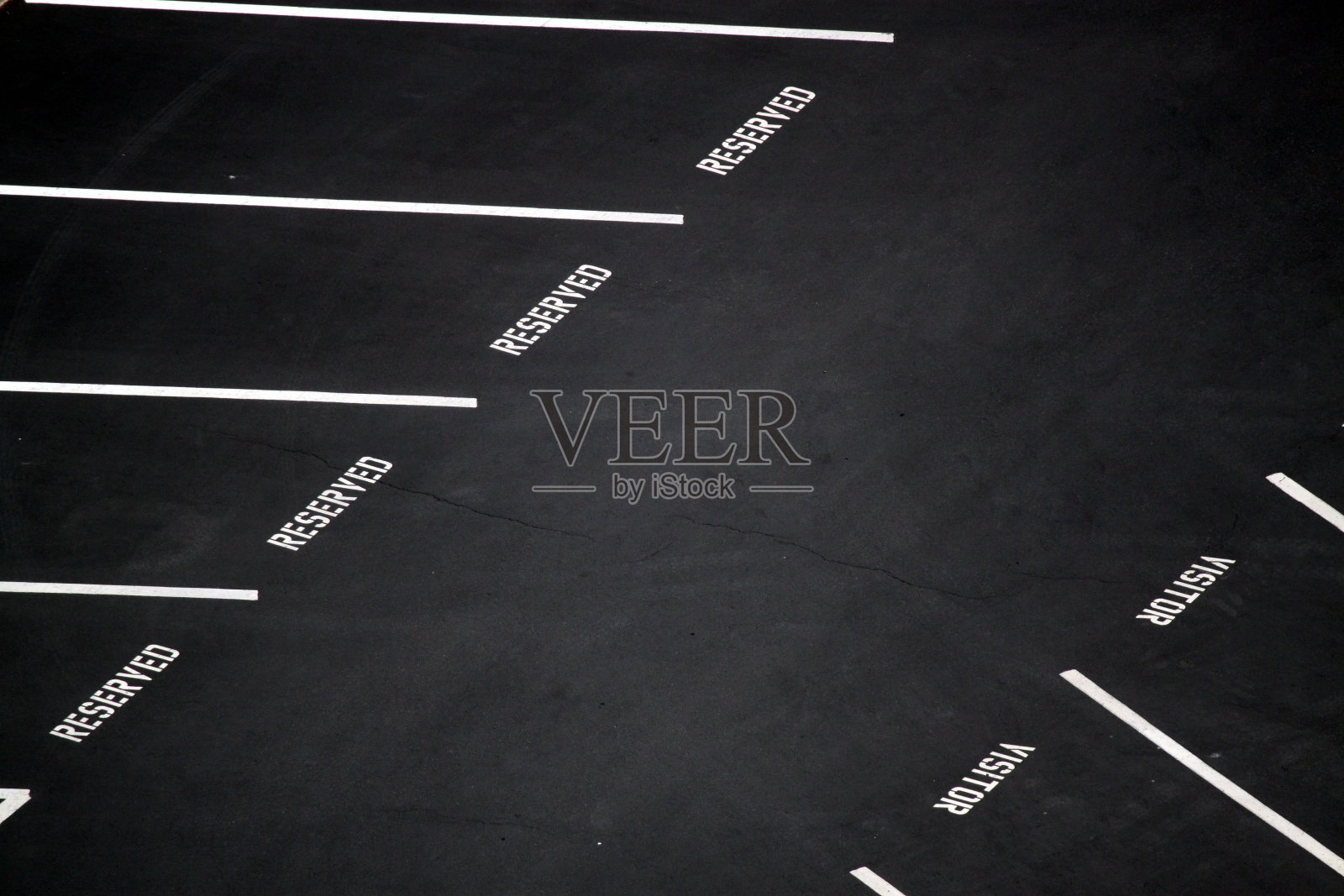 白色和黄色条纹的停车场,箭头,人行横道,标志和符号的抽象镜头照片摄影图片