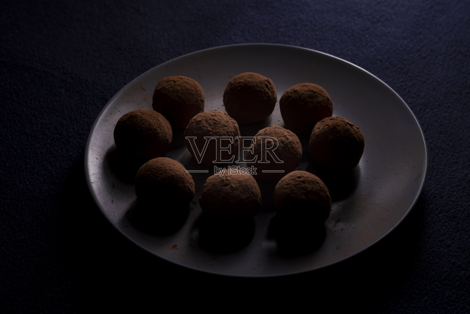 超级素食香甜健康的小食燕麦球,低调照片摄影图片