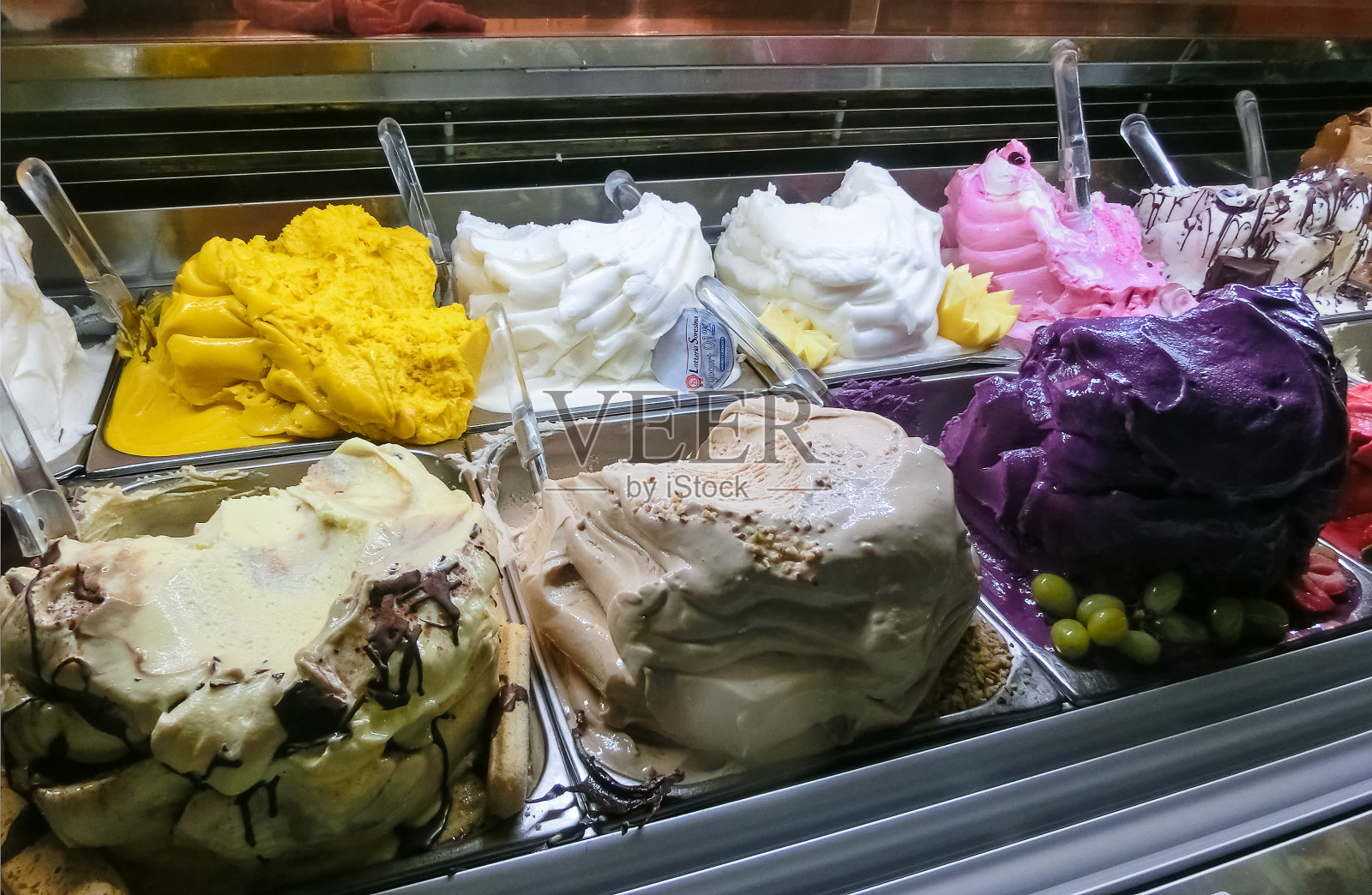 在意大利有不同口味的意大利冰淇淋照片摄影图片