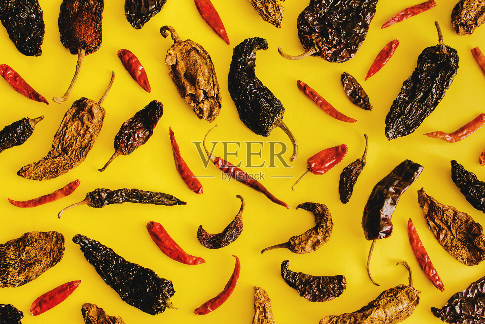 墨西哥干红辣椒和辣椒粉香料黄色背景俯视图照片摄影图片