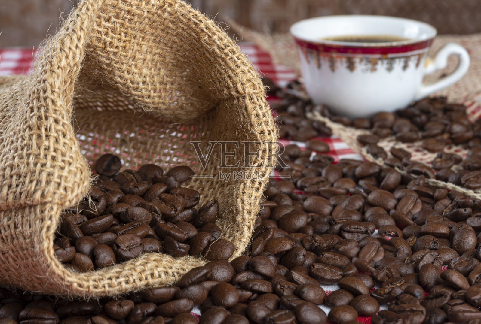 咖啡的形象、香气和味道。安排咖啡和配件。照片摄影图片